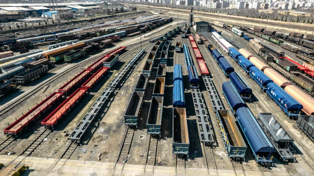Transport kolejowy międzynarodowy dla przemysłu ciężkiego – korzyści dla dużych wolumenów ładunków